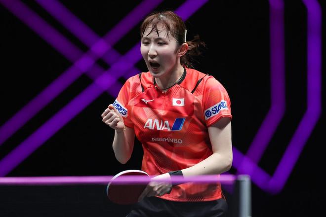 太阳报：麦克托米奈领意甲最佳球员奖，被女友透视着装抢风头